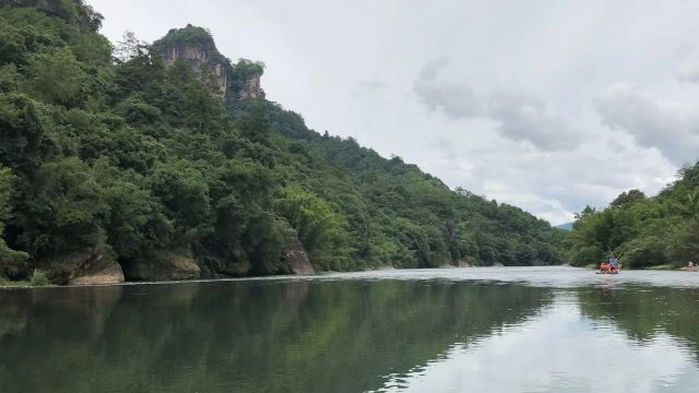 武夷山九曲溪坐竹筏-圖片來源編輯網(wǎng)